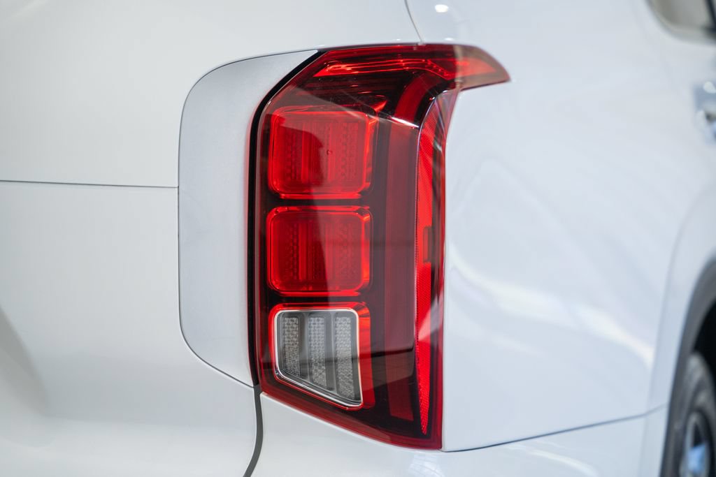 Used 2024 Hyundai Palisade Limited FWD image 6