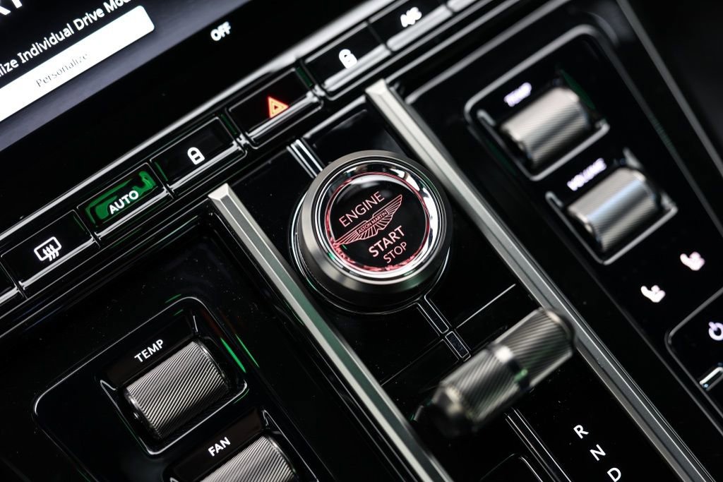 Used 2025 Aston Martin V8 Vantage Coupe image 40