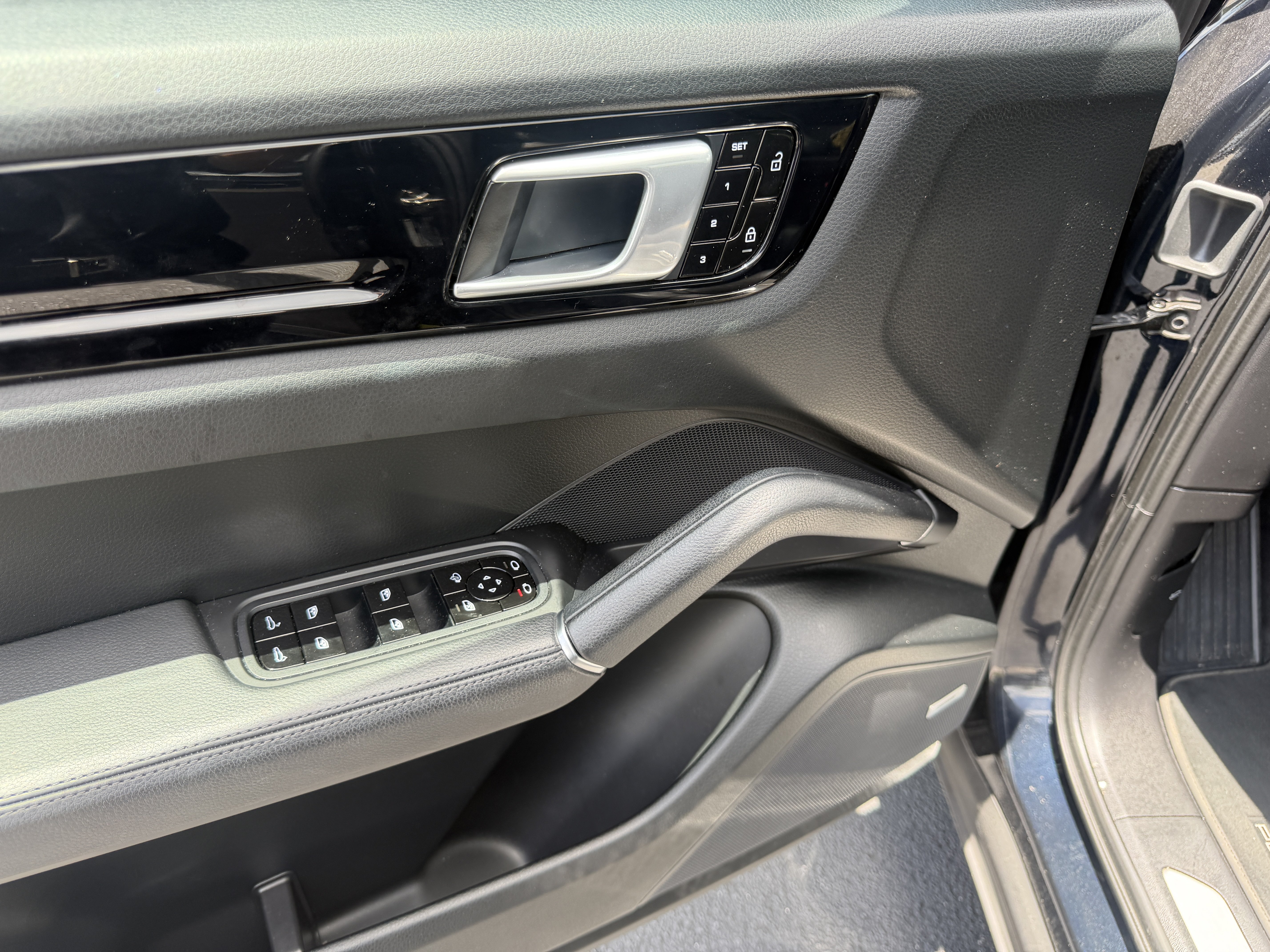 Certified 2020 Porsche Cayenne AWD/4WD image 22