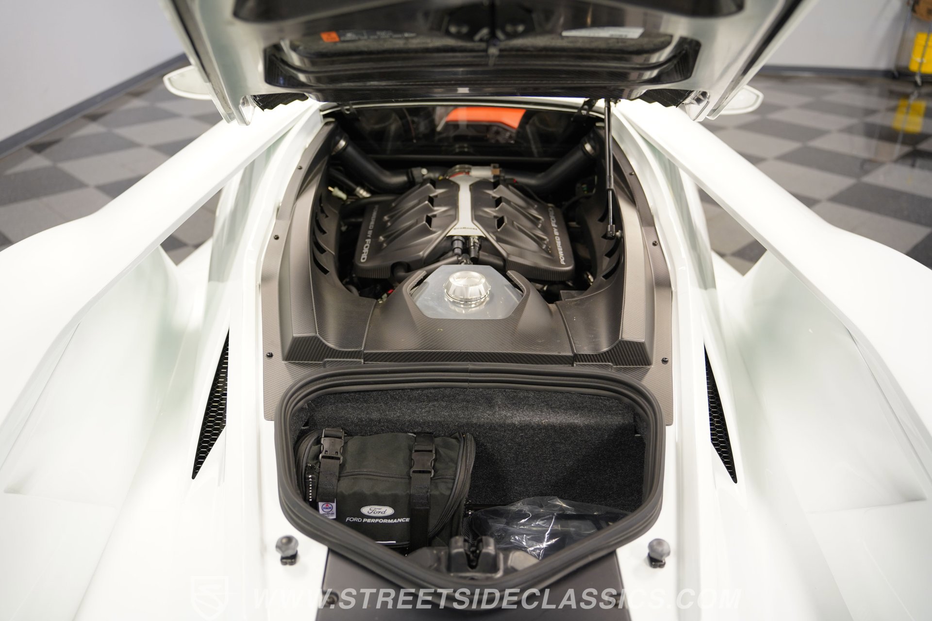 Used 2017 Ford GT RWD image 3