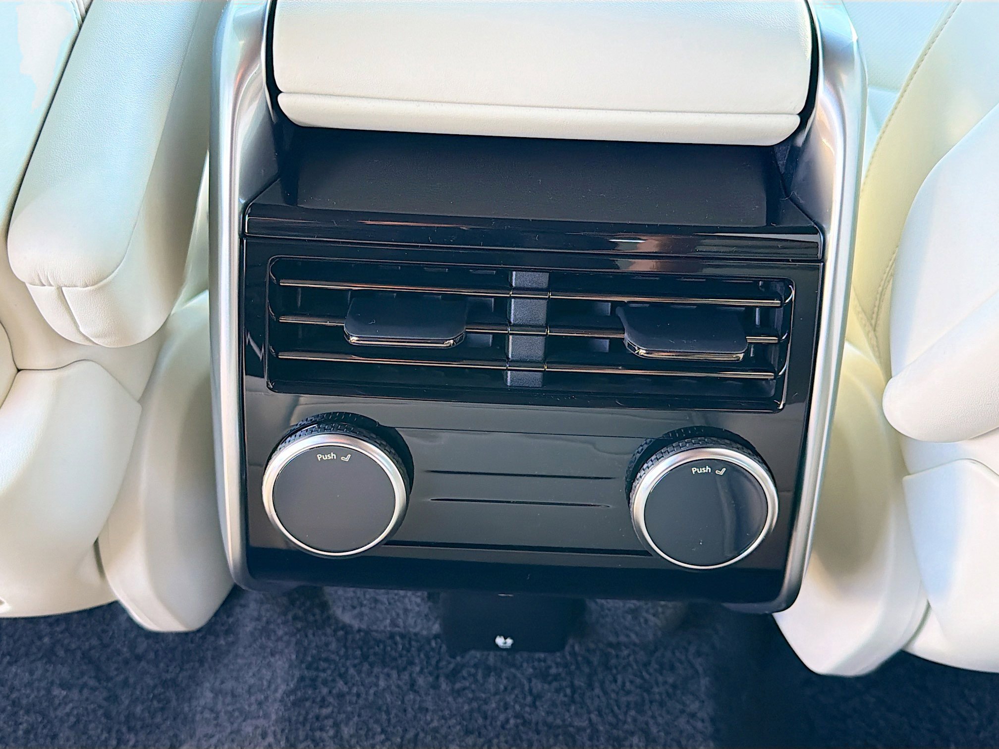 New 2026 Land Rover Range Rover SE image 19