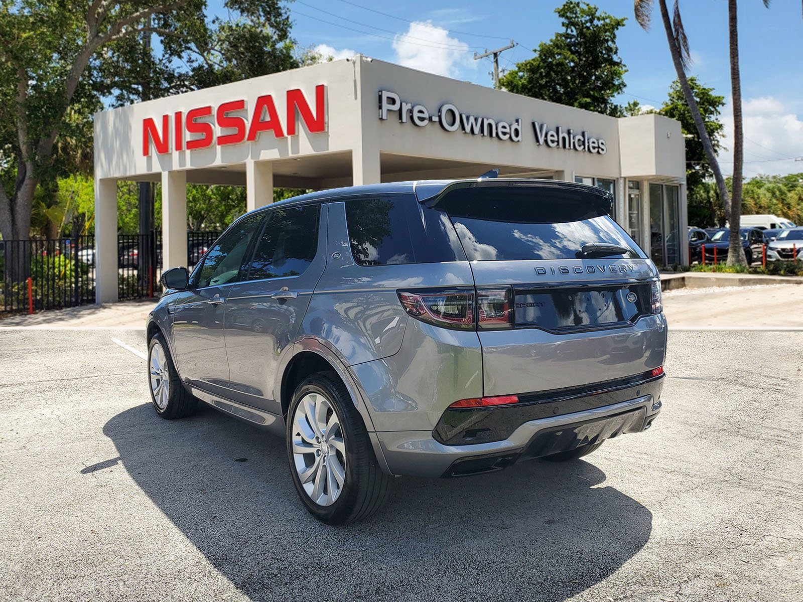 Used 2023 Land Rover Discovery Sport SE R-Dynamic image 6