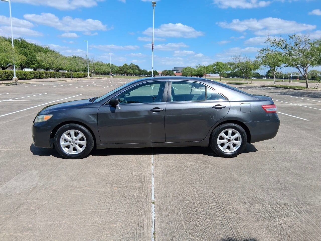 Used 2011 Toyota Camry LE FWD image 3