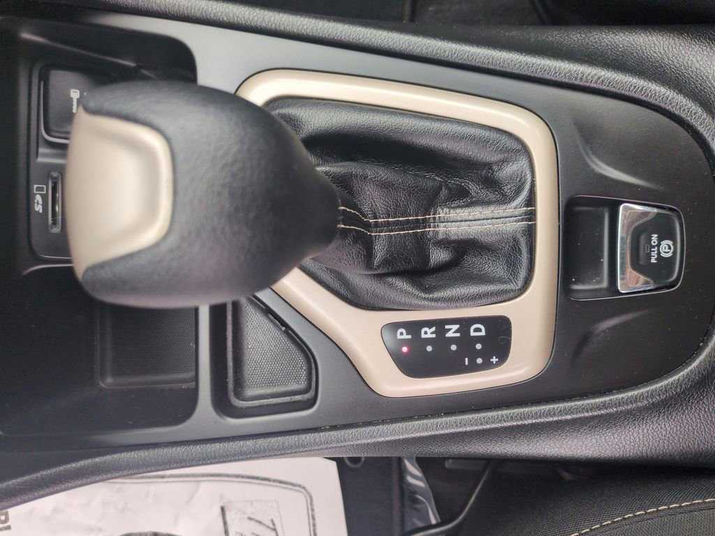 Used 2017 Jeep Cherokee Sport FWD image 23