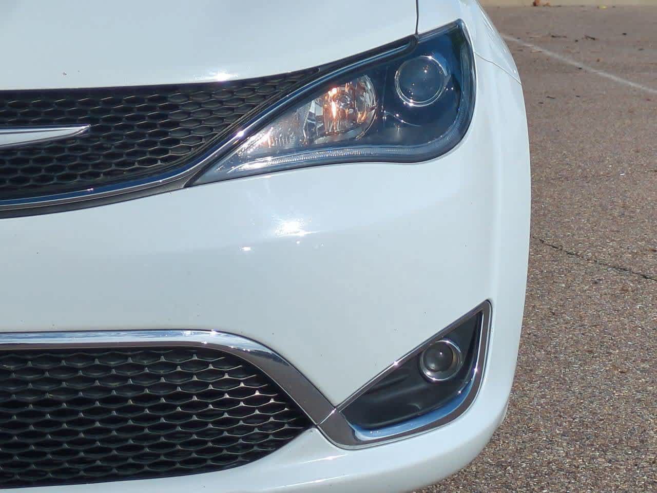 Used 2017 Chrysler Pacifica Touring-L FWD image 10