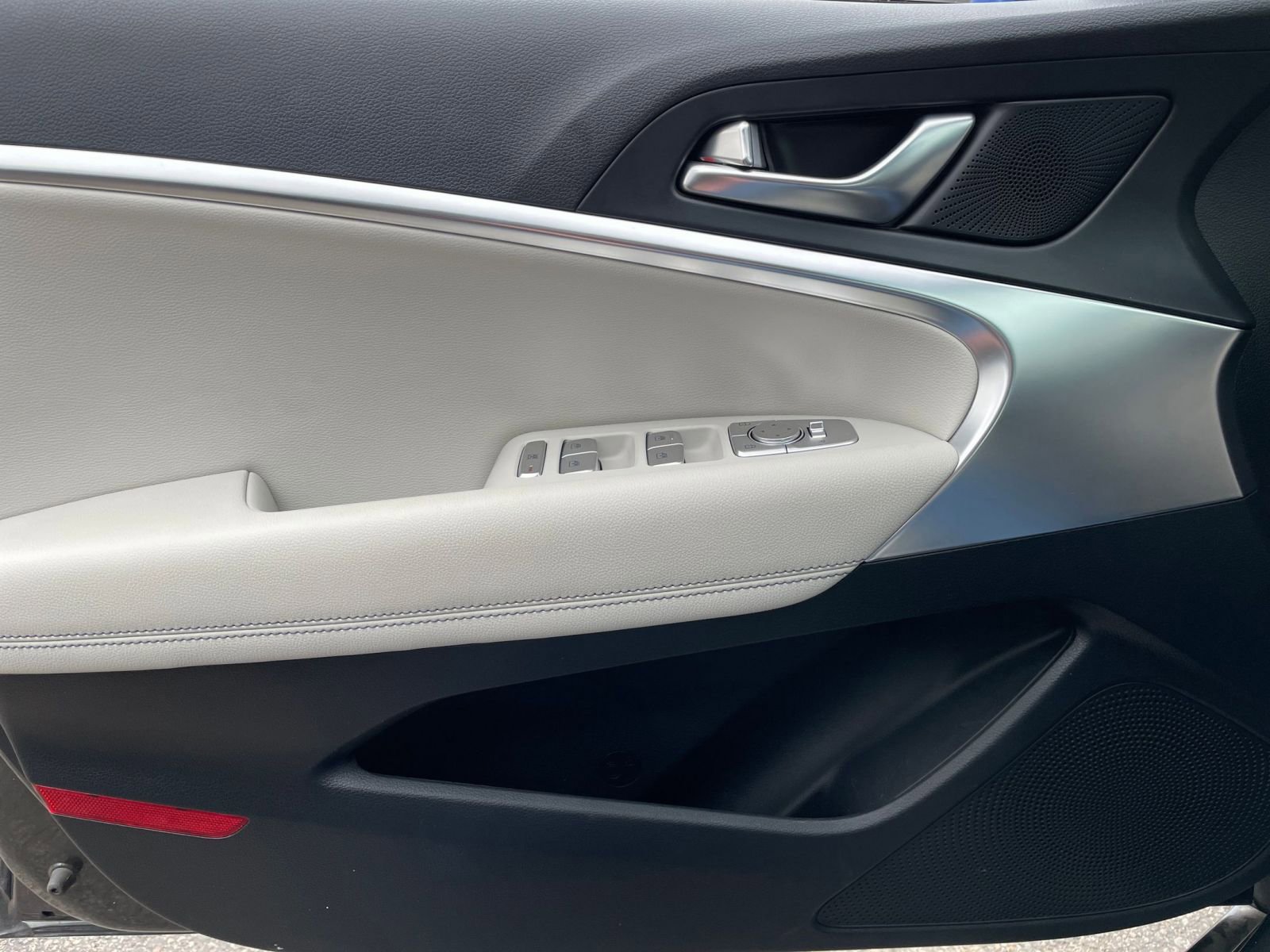 Used 2025 Genesis G70 2.5T image 18