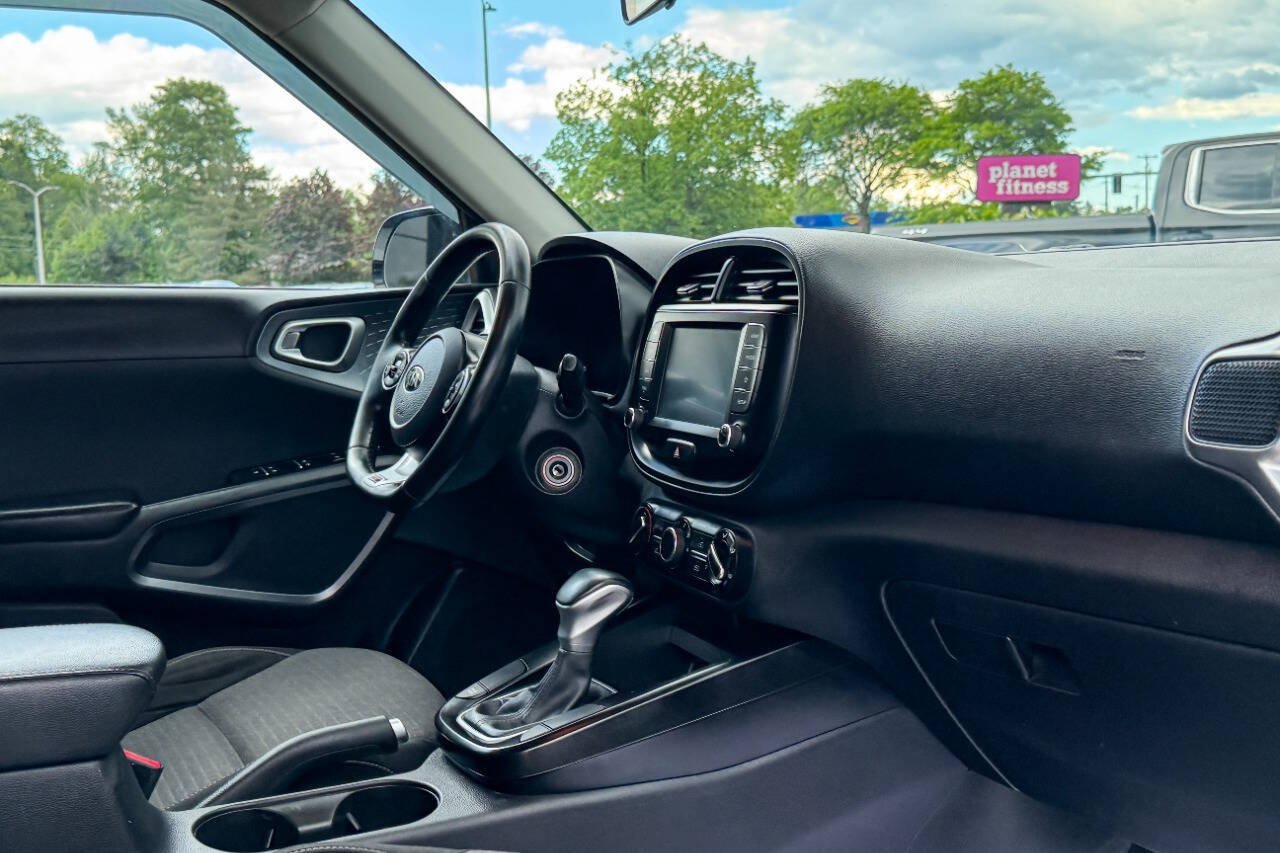 Used 2020 Kia Soul GT-Line FWD image 12