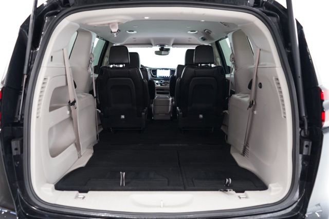 Used 2024 Chrysler Pacifica Touring-L image 35