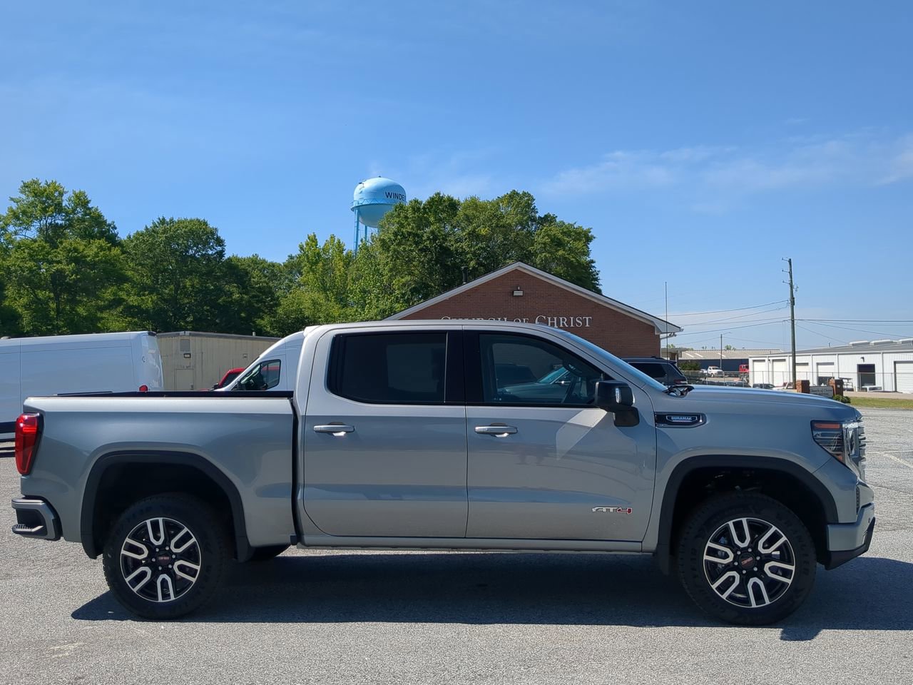 Used 2023 GMC Sierra 1500 AT4 w/ Technology Package AWD/4WD image 2