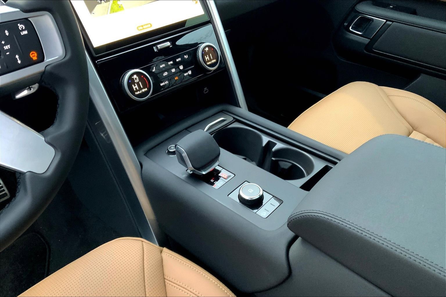 Used 2025 Land Rover Discovery Dynamic SE AWD/4WD image 16