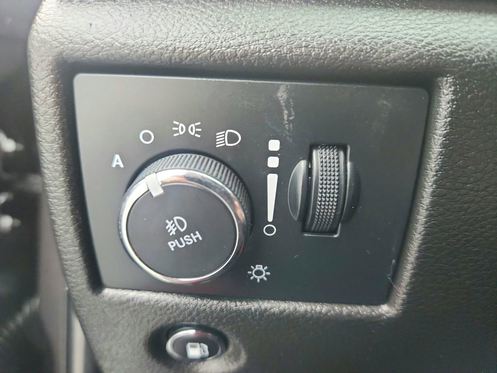 Used 2021 Jeep Grand Cherokee Laredo image 30