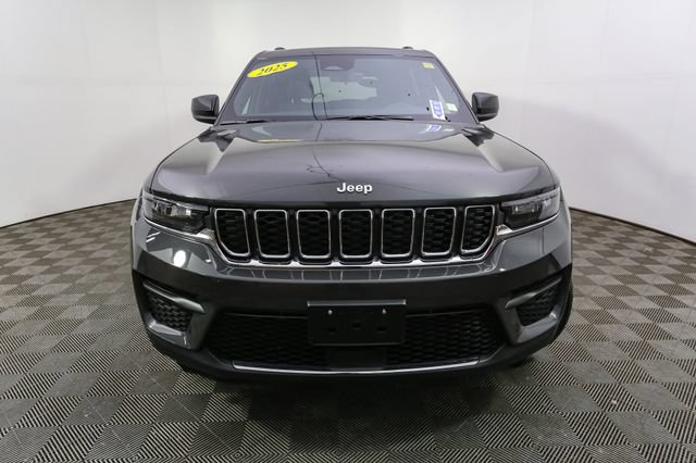 Used 2025 Jeep Grand Cherokee Laredo X w/ Luxury Tech Group I AWD/4WD image 4
