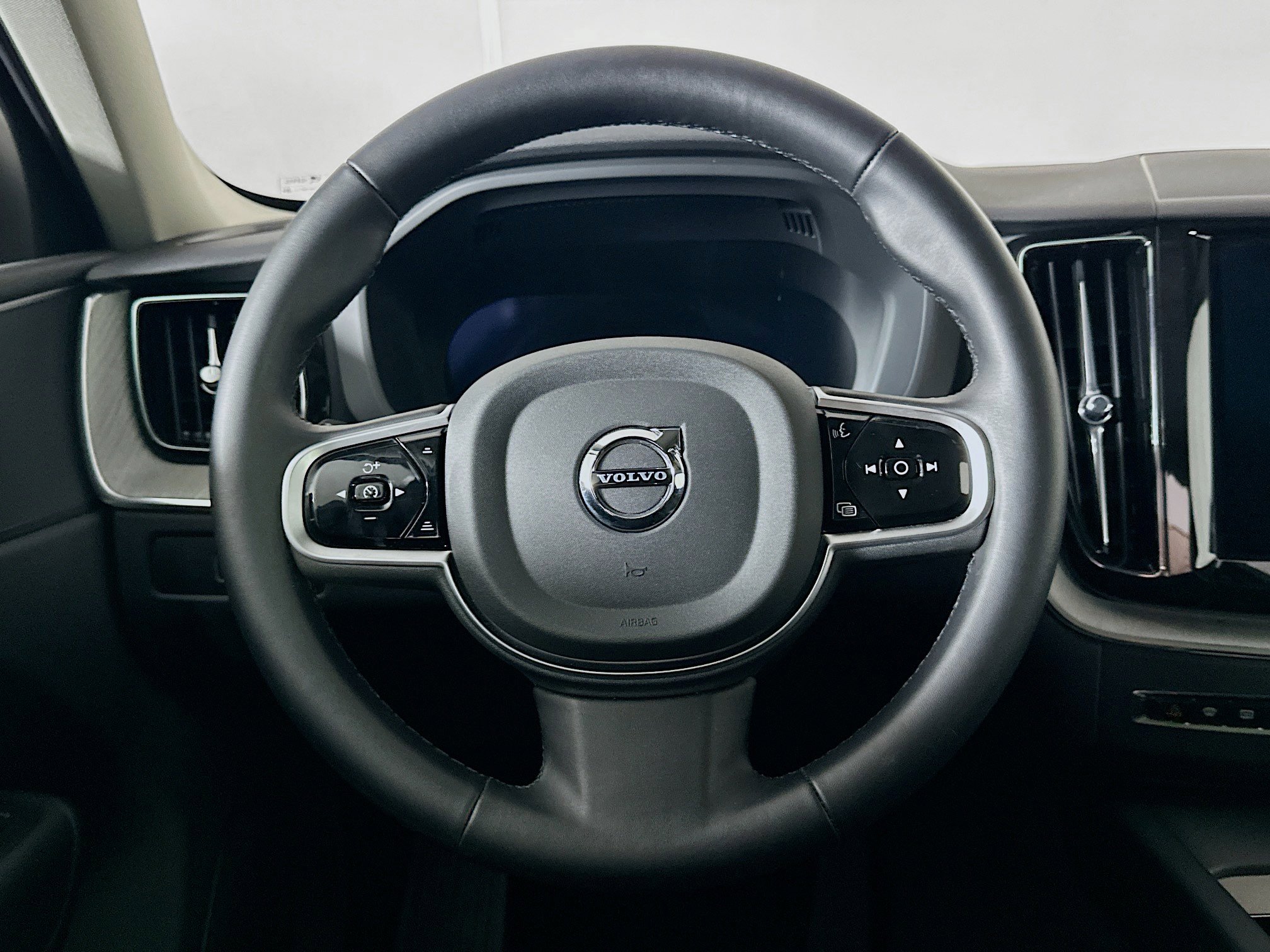 Used 2025 Volvo XC60 B5 Plus image 18