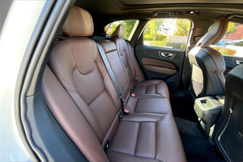 Used 2022 Volvo XC60 B5 Momentum w/ Advanced Package image 32
