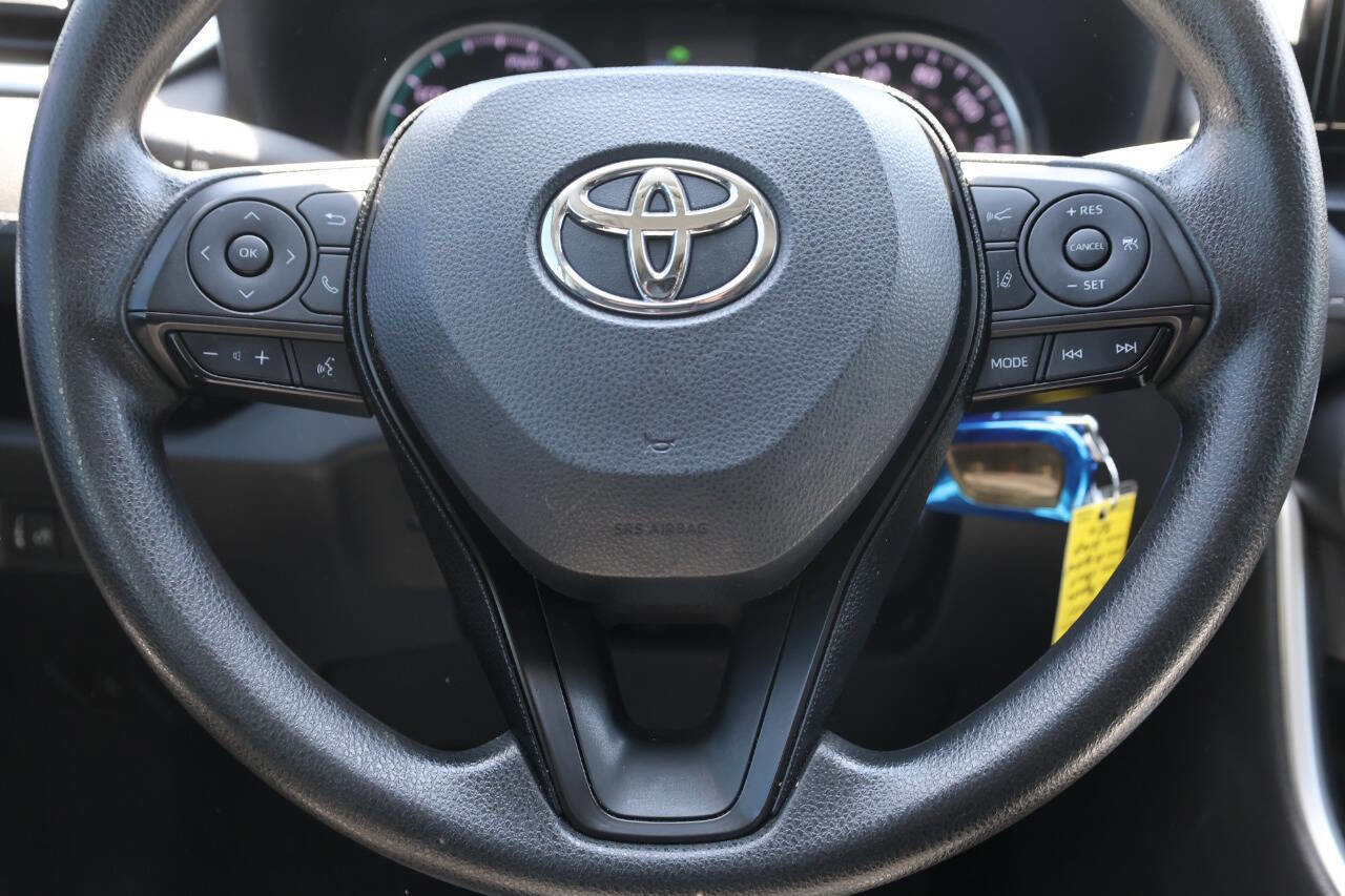Used 2021 Toyota RAV4 LE AWD/4WD image 18