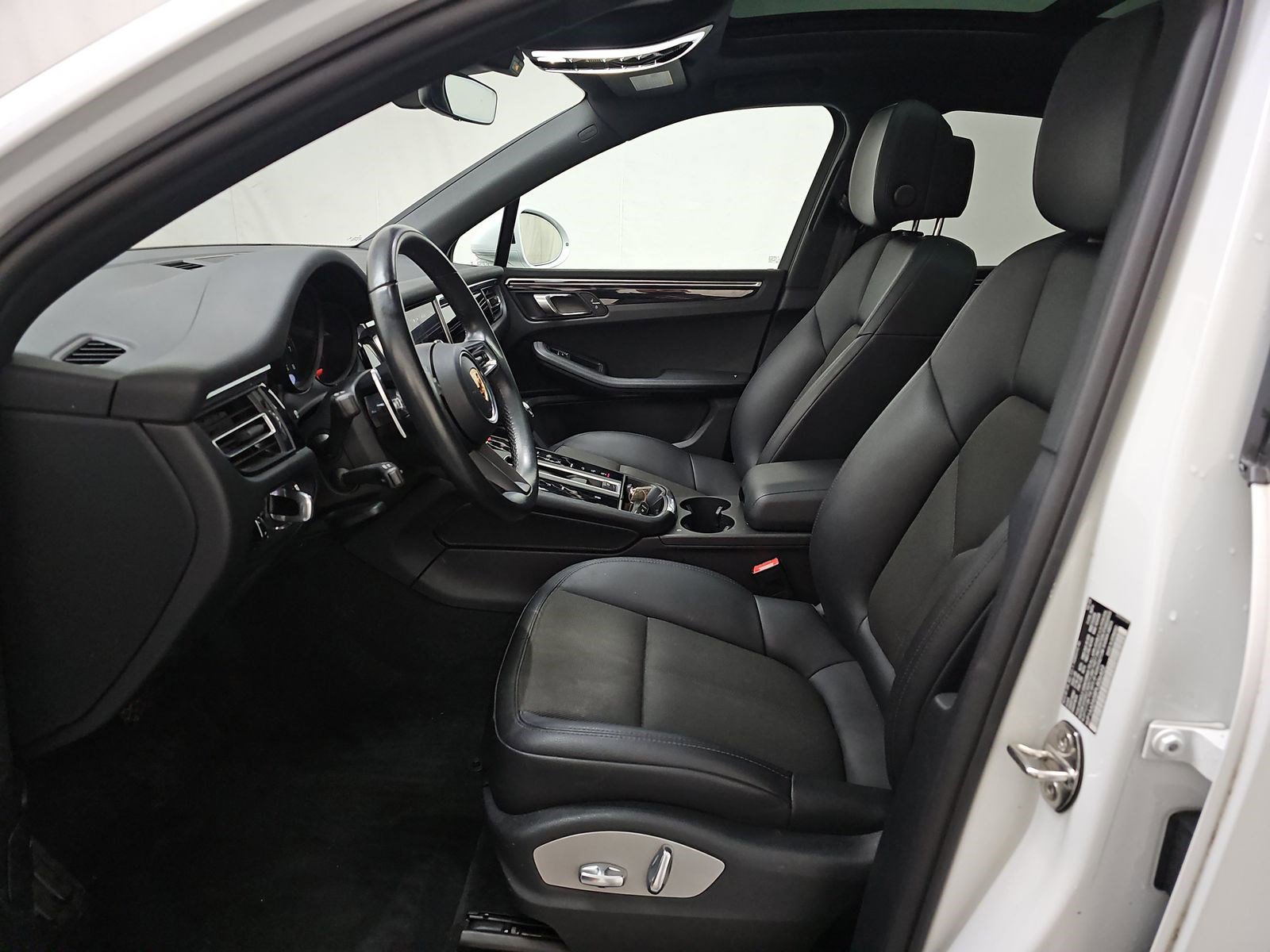 Used 2023 Porsche Macan AWD/4WD image 10