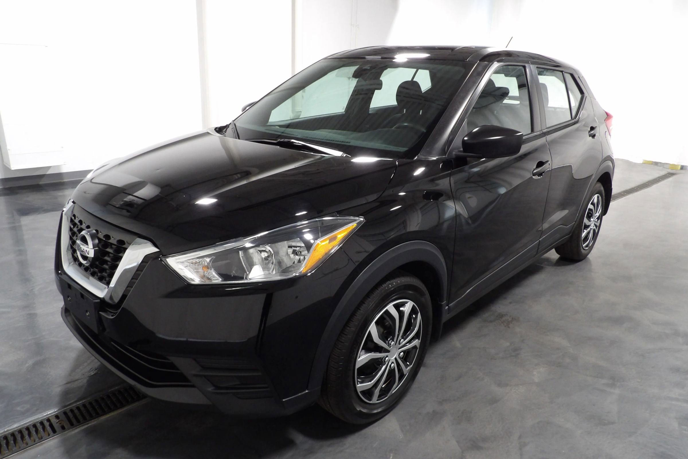 Used 2020 Nissan Kicks S image 3