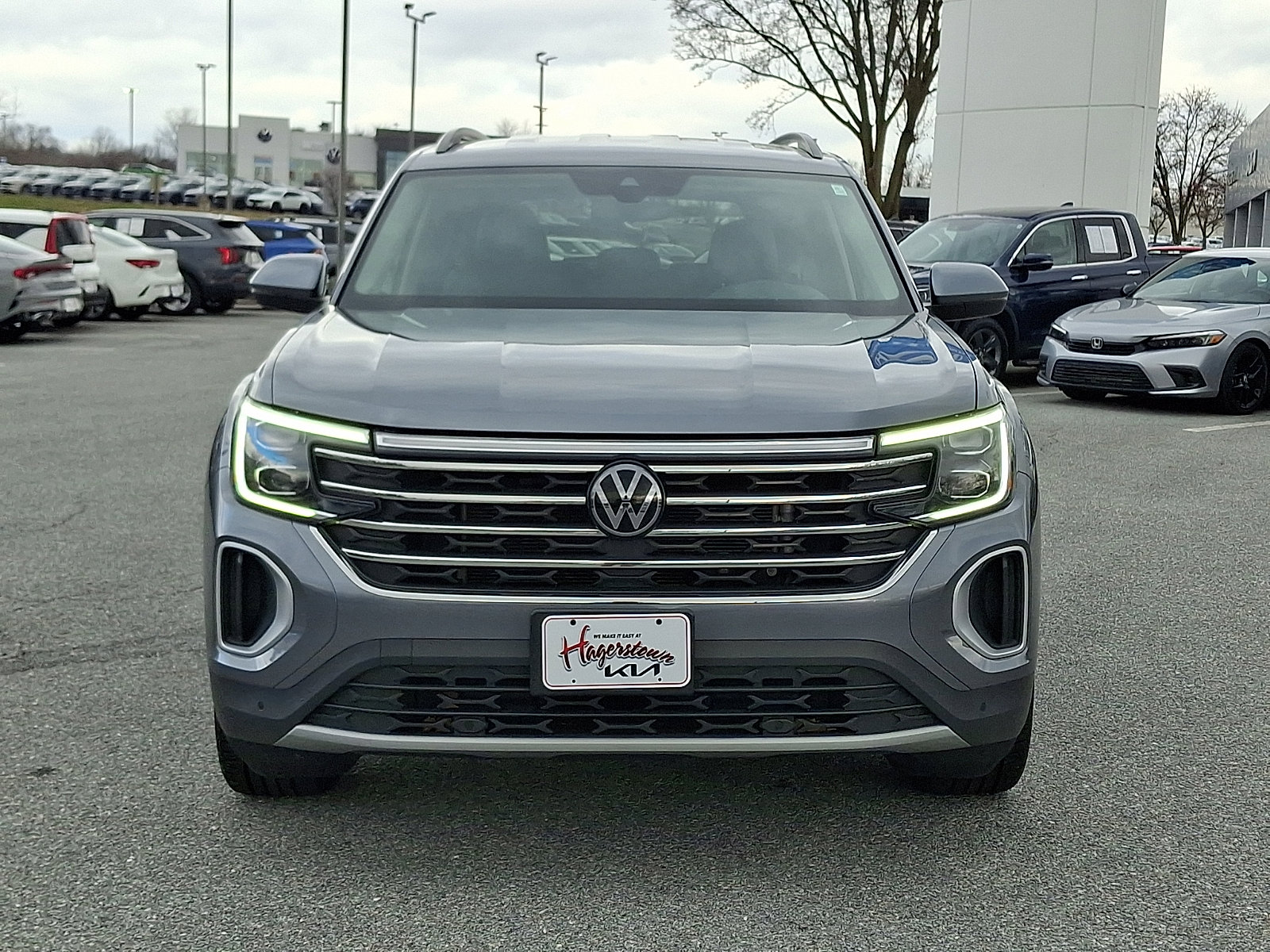 Used 2024 Volkswagen Atlas SE image 2