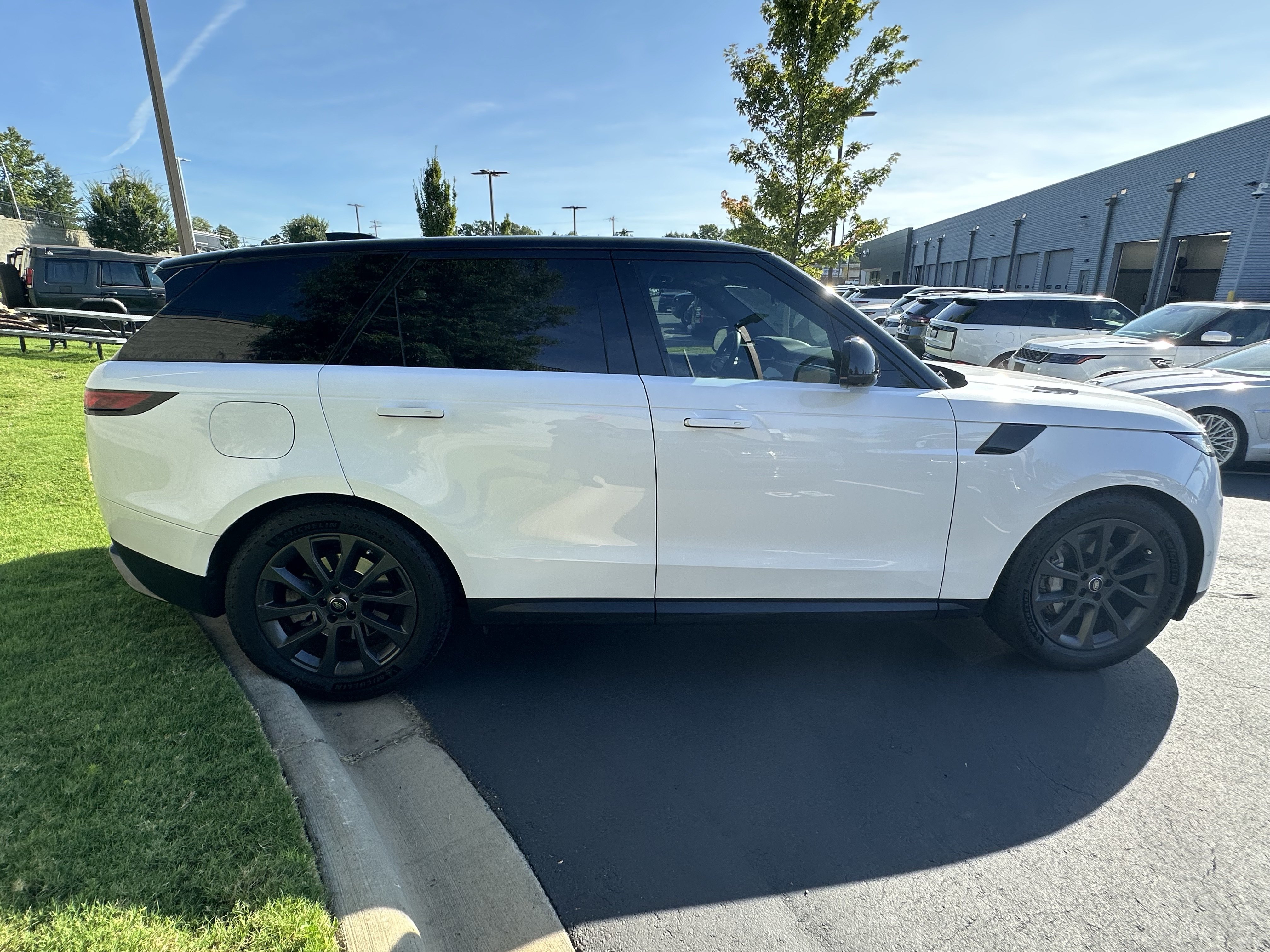 Used 2024 Land Rover Range Rover Sport SE AWD/4WD image 8