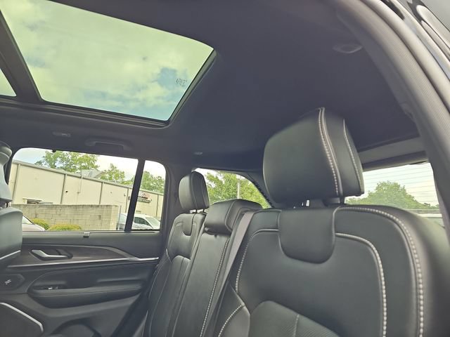 Used 2023 Jeep Grand Cherokee Overland w/ Luxury Tech Group IV AWD/4WD image 16