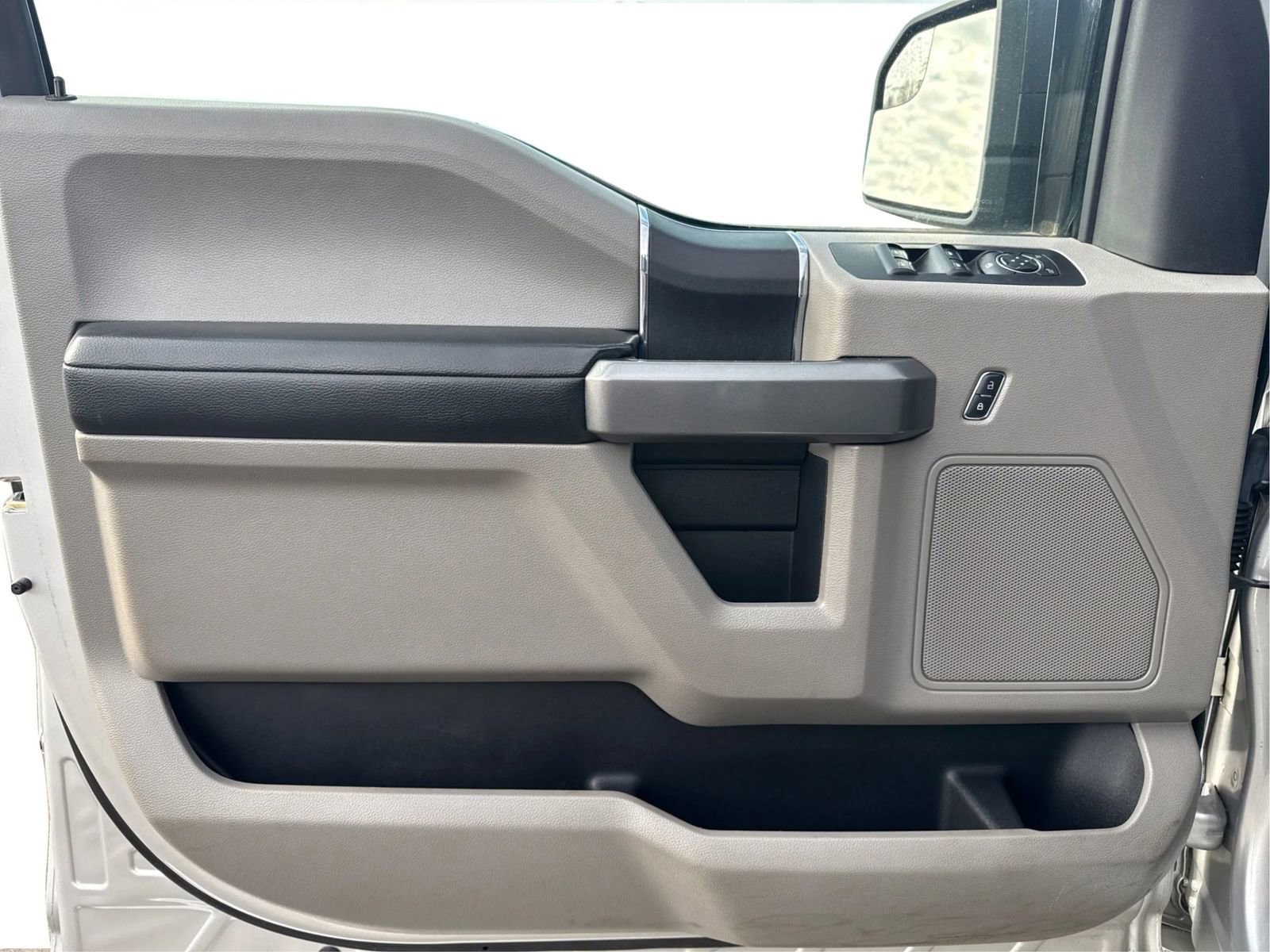 Used 2017 Ford F150 XLT image 25