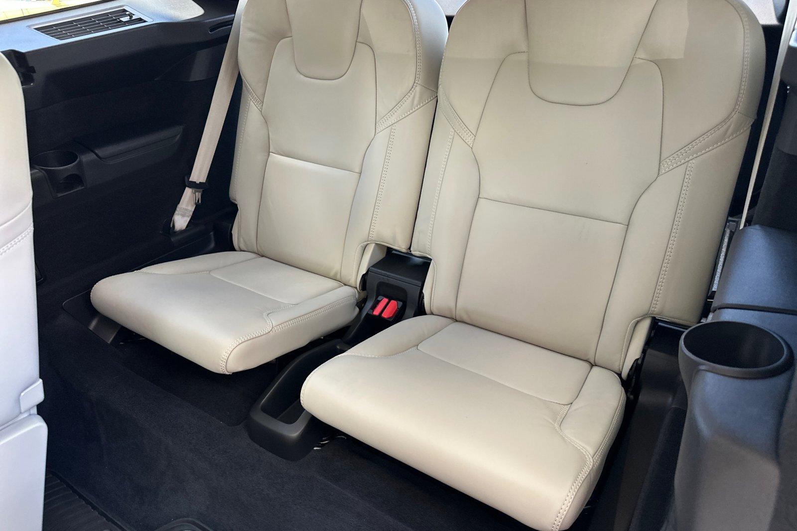 Certified 2024 Volvo XC90 B6 Ultimate w/ Protection Package Premier image 18