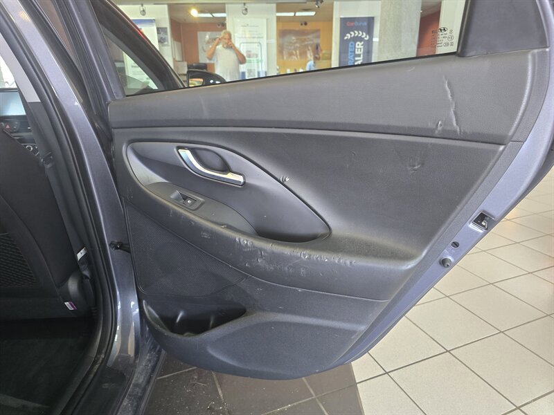 Used 2018 Hyundai Elantra GT FWD image 15