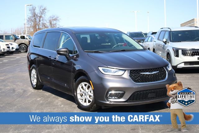 Used 2023 Chrysler Pacifica Touring-L image 2