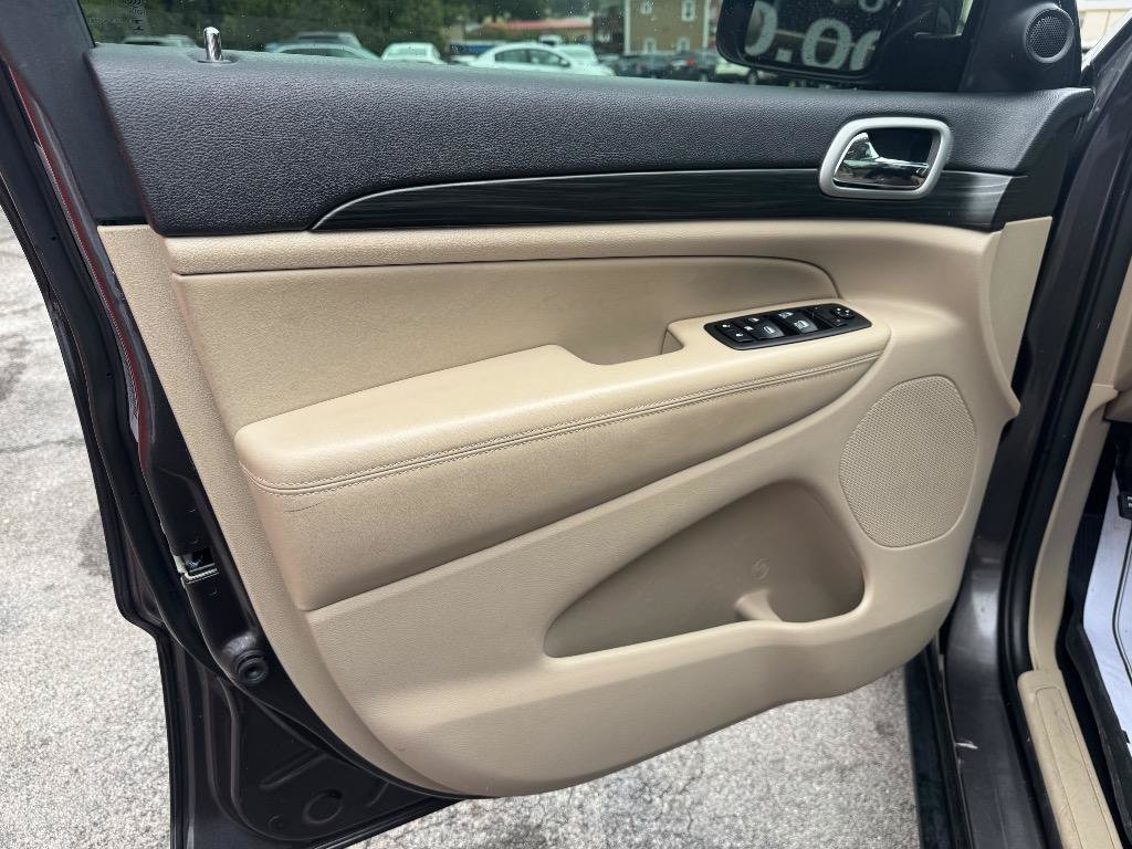 Used 2019 Jeep Grand Cherokee Laredo AWD/4WD image 11