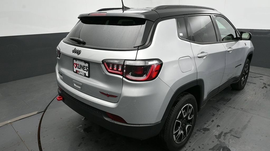 Used 2025 Jeep Compass Trailhawk AWD/4WD image 13