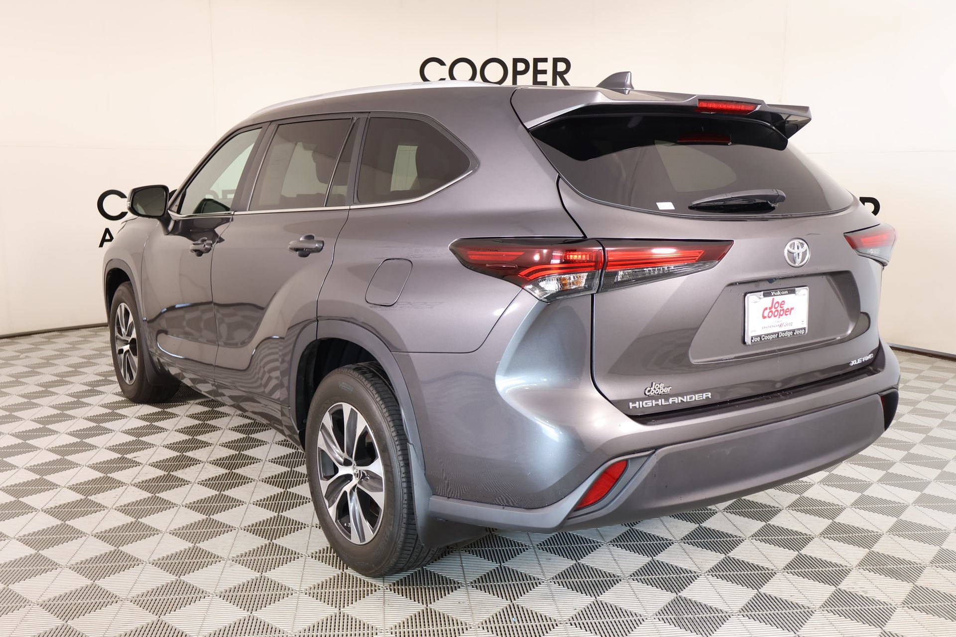 Used 2024 Toyota Highlander XLE AWD/4WD image 24