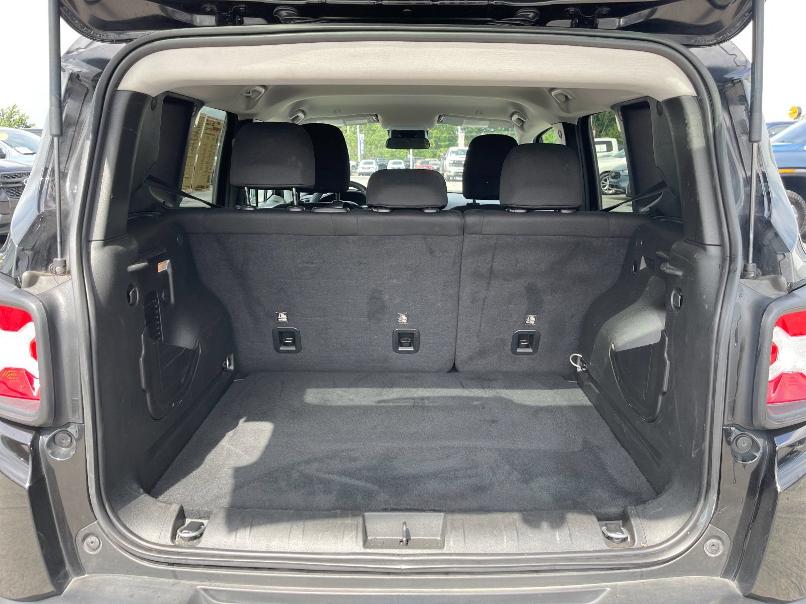 Used 2023 Jeep Renegade Latitude AWD/4WD image 17