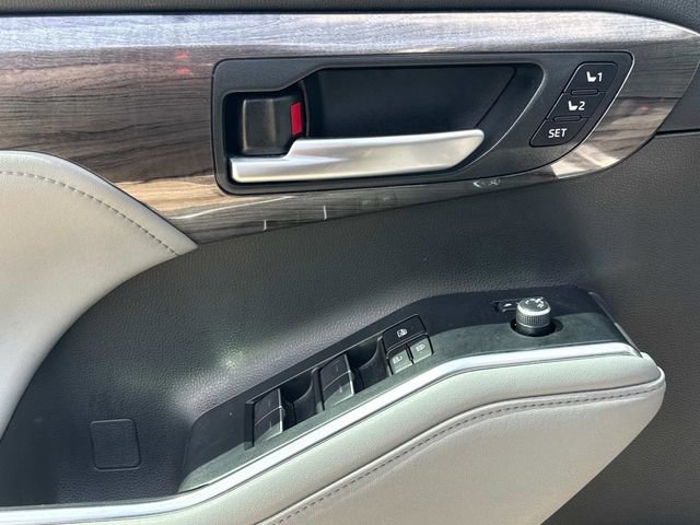 Used 2023 Toyota Highlander Limited image 27