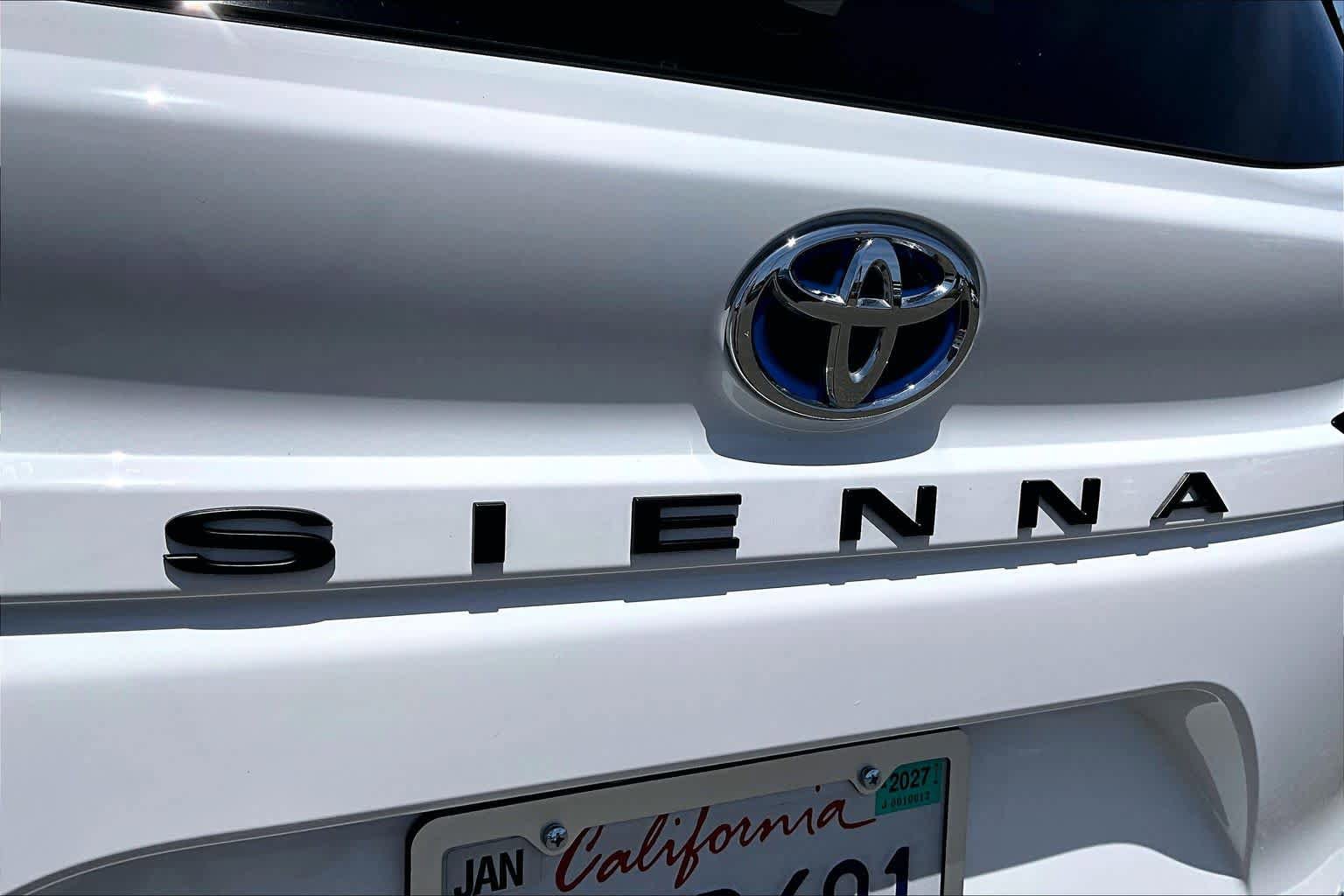 Used 2025 Toyota Sienna LE FWD image 30