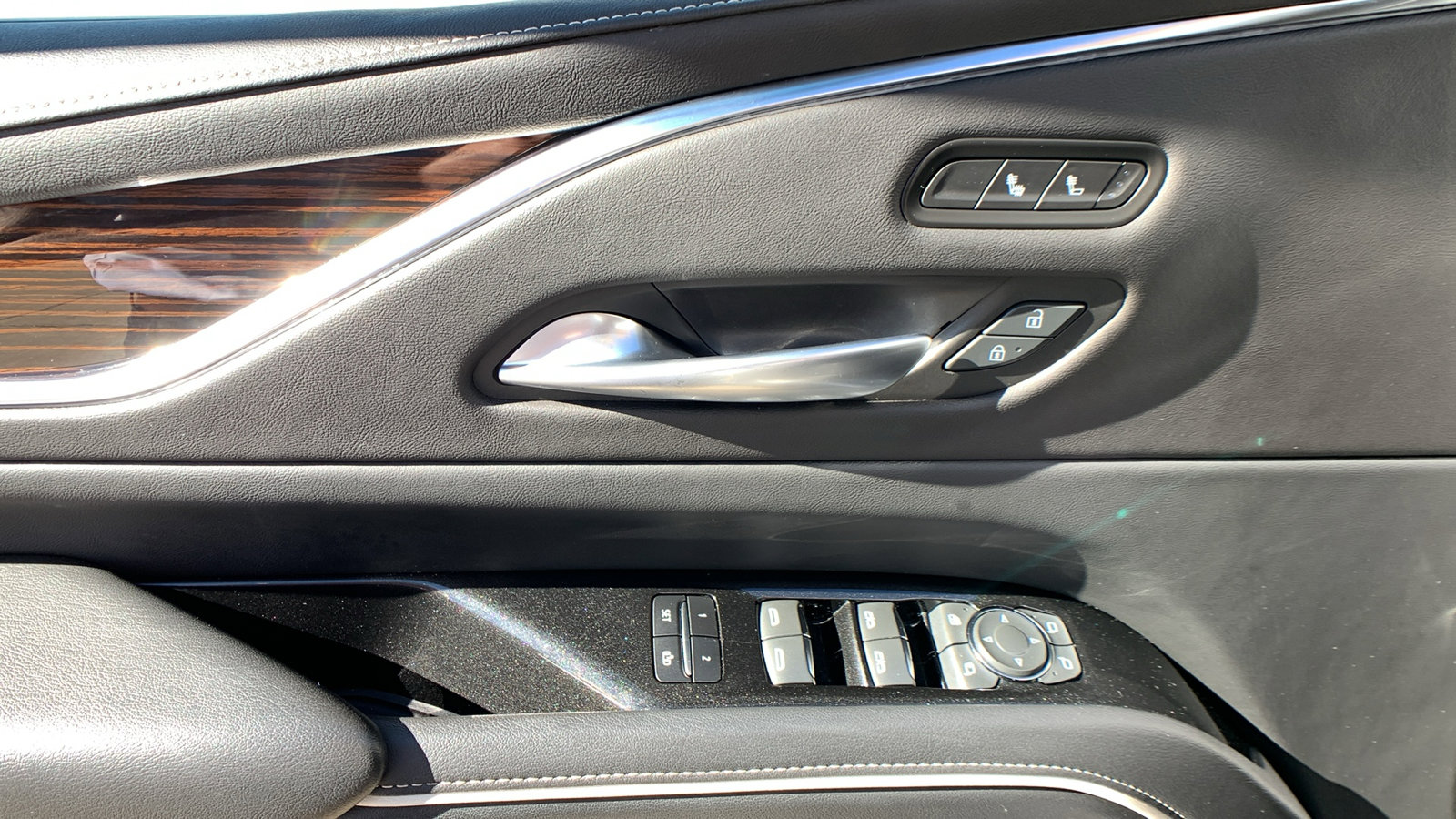 Used 2022 Cadillac Escalade Luxury image 11