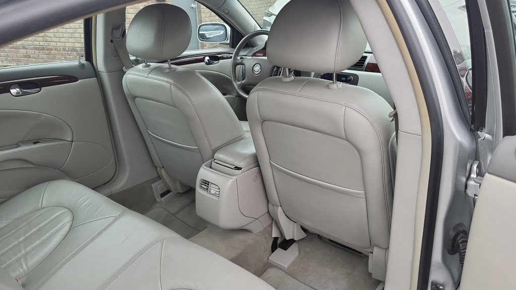 Used 2010 Buick Lucerne CXL w/ Driver Confidence Package image 18