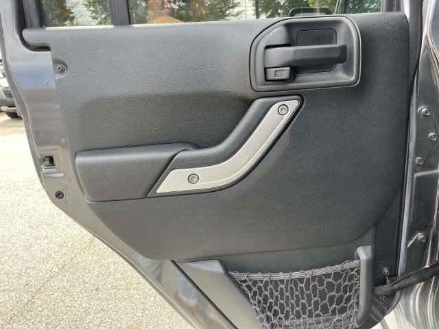 Used 2017 Jeep Wrangler Unlimited Sahara w/ Connectivity Group AWD/4WD image 15