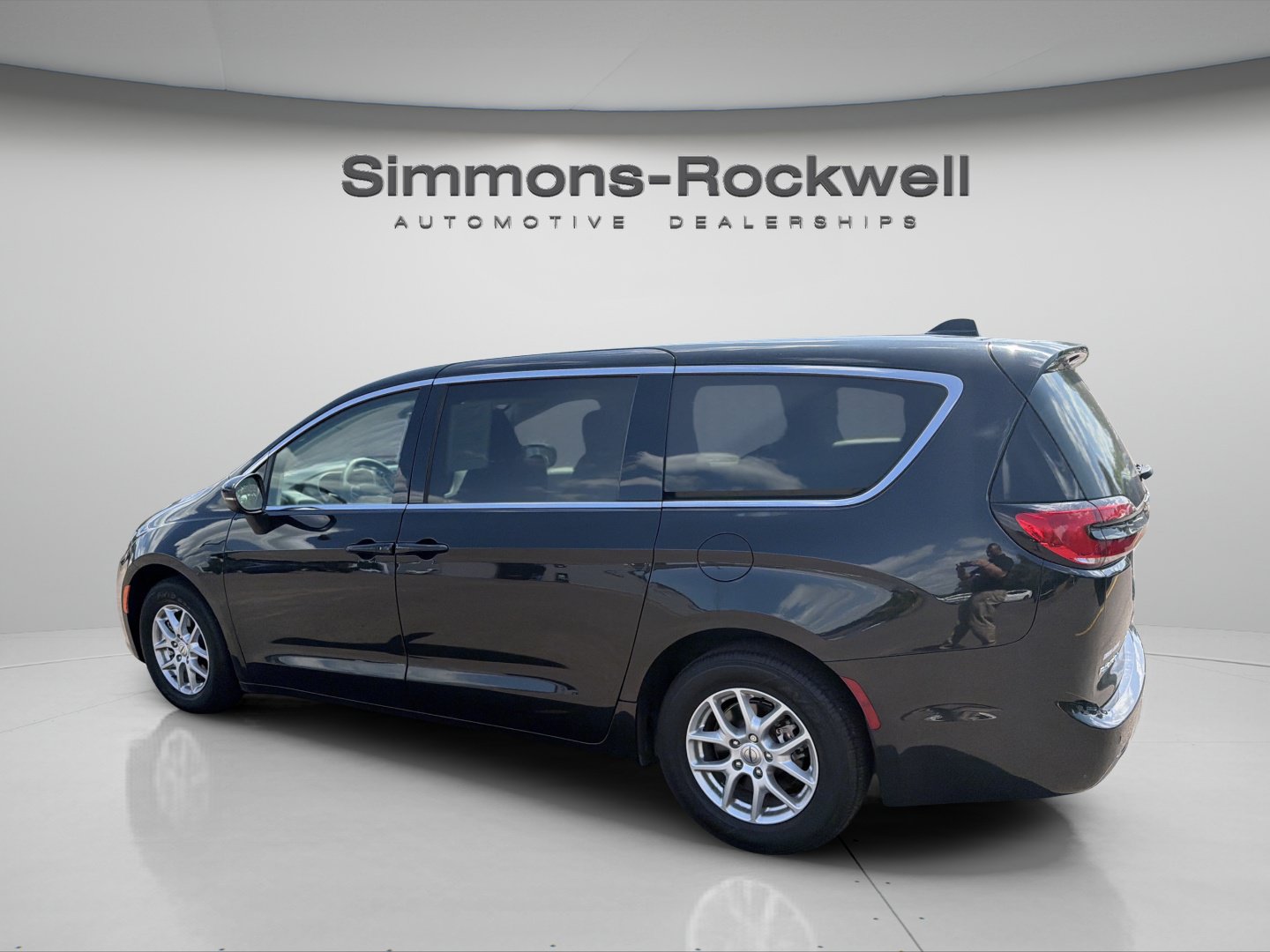 Used 2023 Chrysler Pacifica Touring-L FWD image 2