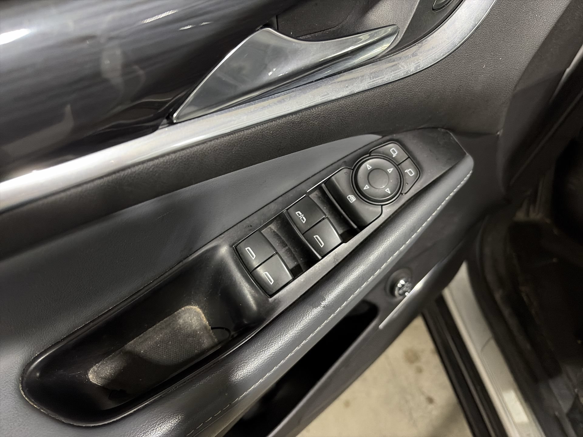 Used 2019 Buick Enclave Essence AWD/4WD image 25