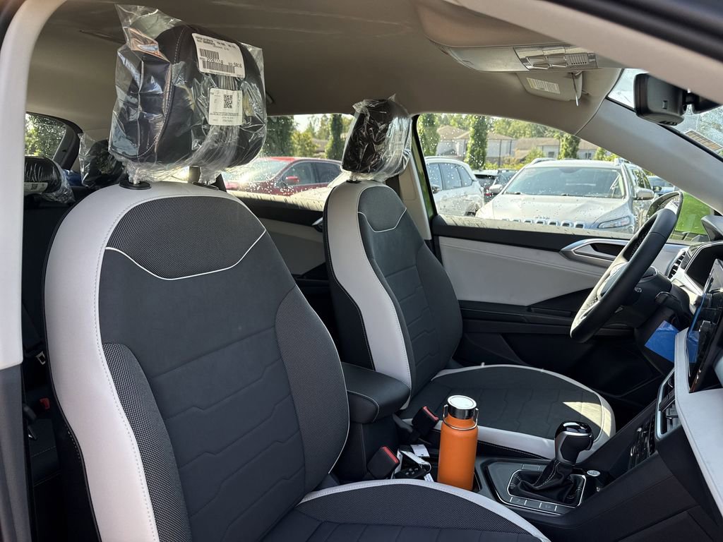 New 2025 Volkswagen Taos SE image 17