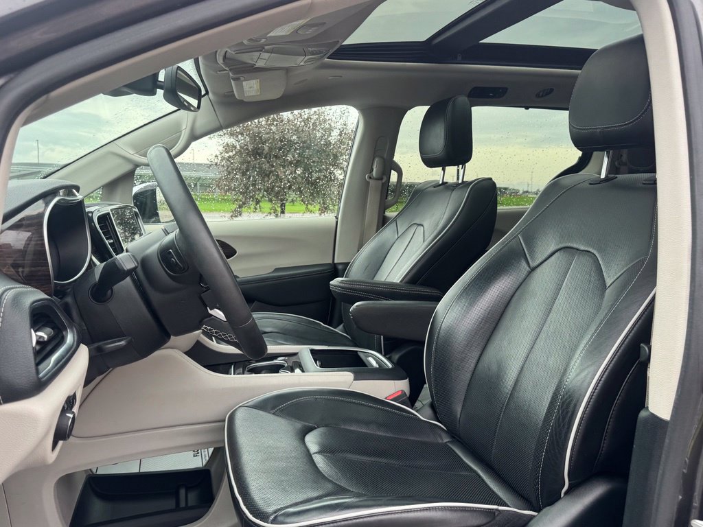 Used 2023 Chrysler Pacifica Limited FWD image 6