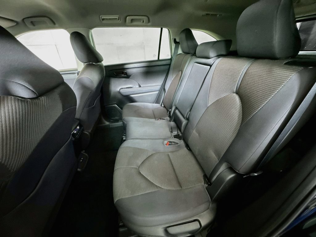 Used 2021 Toyota Highlander LE AWD/4WD image 22