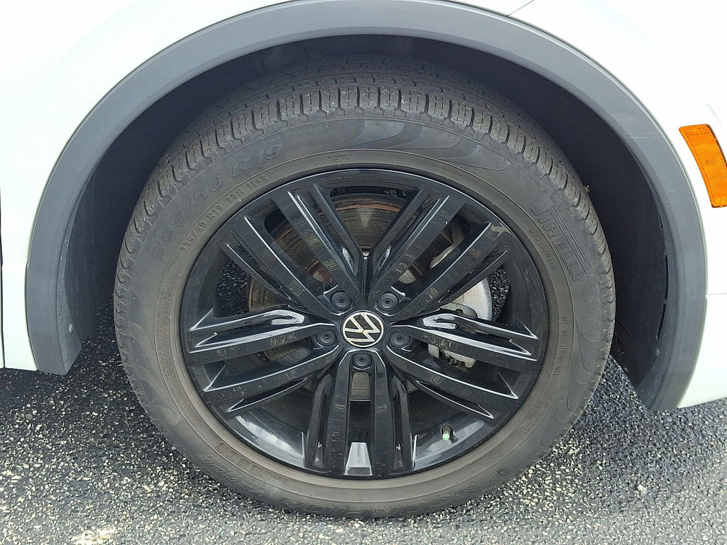 Used 2022 Volkswagen Tiguan SE R-Line image 9