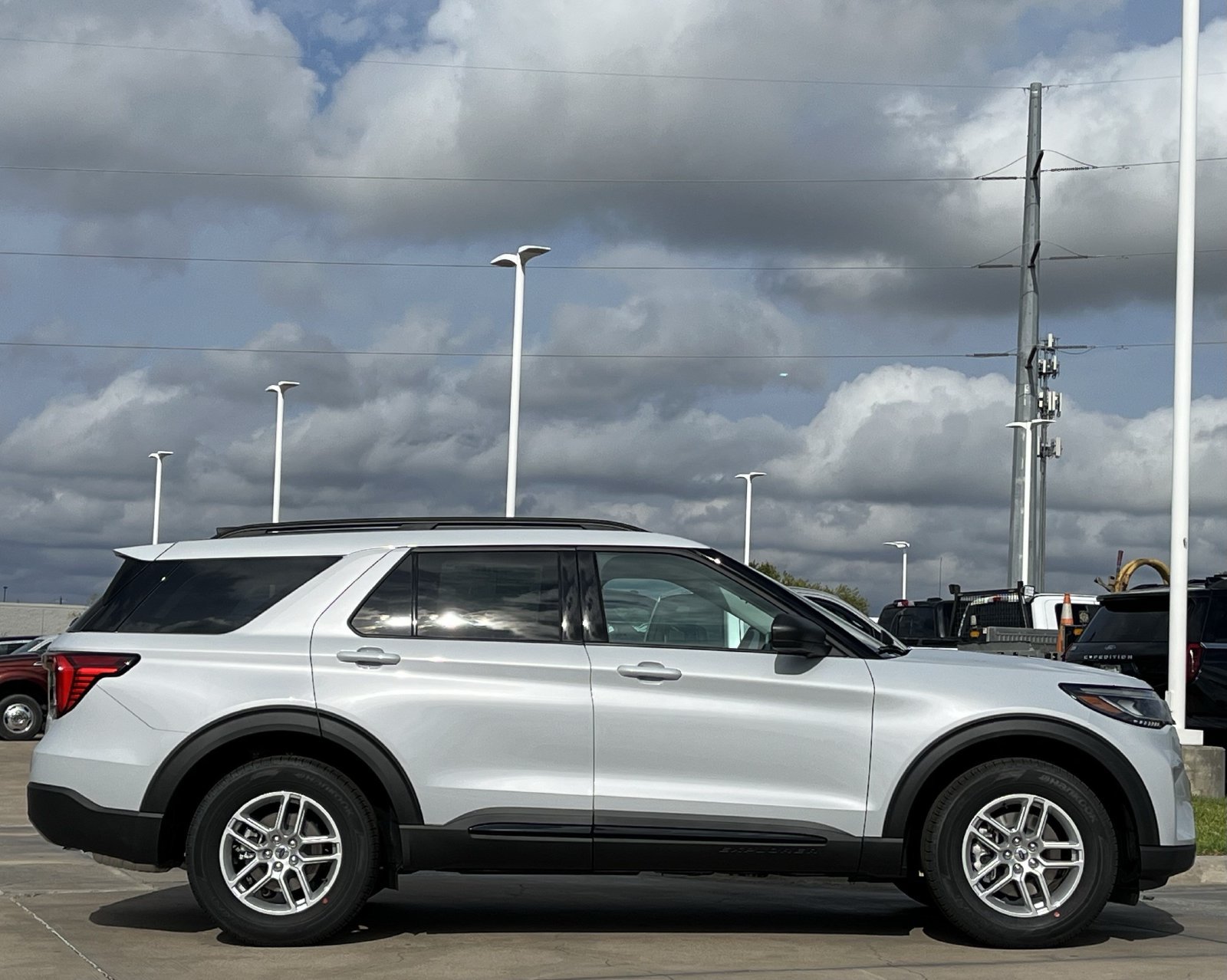 New 2026 Ford Explorer Active w/ Active Comfort Package RWD image 3