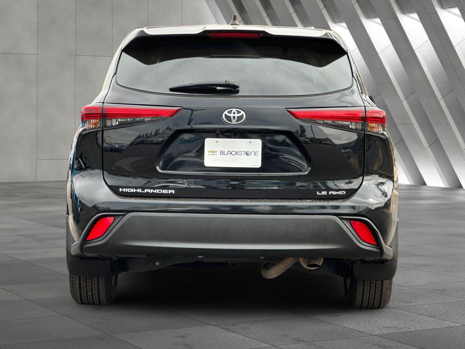 Used 2023 Toyota Highlander LE AWD/4WD image 5
