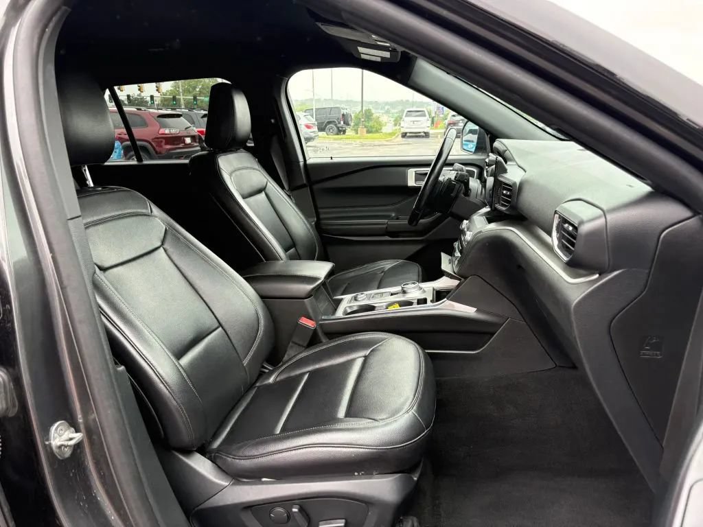 Used 2020 Ford Explorer XLT w/ Equipment Group 202A AWD/4WD image 17