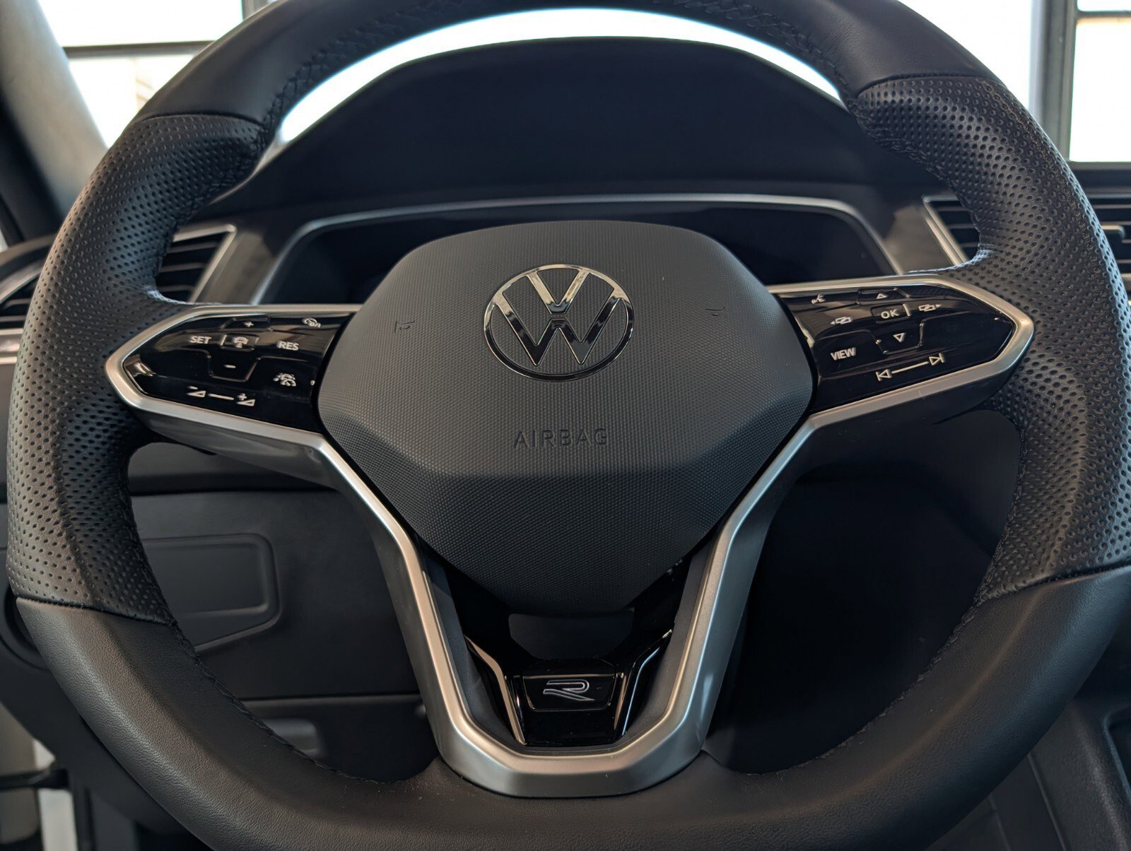 Used 2022 Volkswagen Tiguan SE R-Line image 20