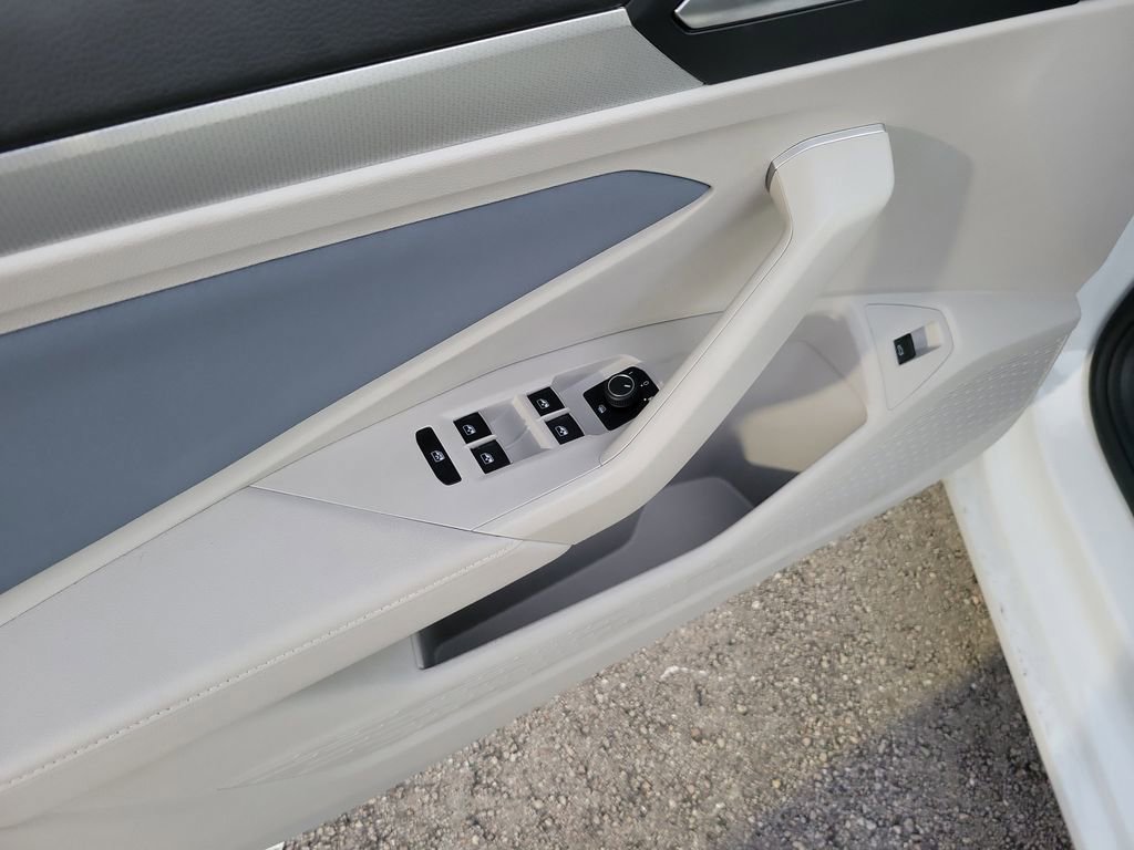 Used 2025 Volkswagen Jetta SE w/ Black Wheel Package image 15