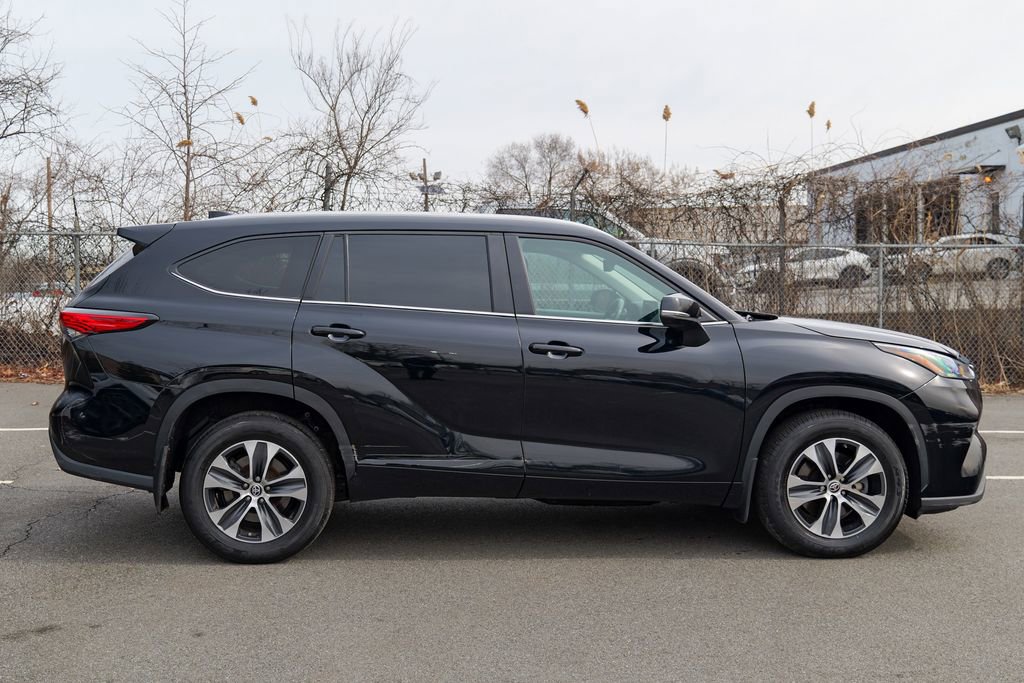 Used 2023 Toyota Highlander XLE AWD/4WD image 8