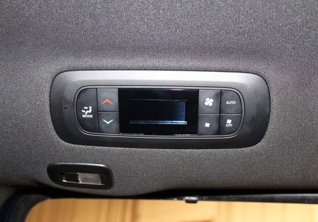 Used 2025 Chrysler Pacifica Limited image 38